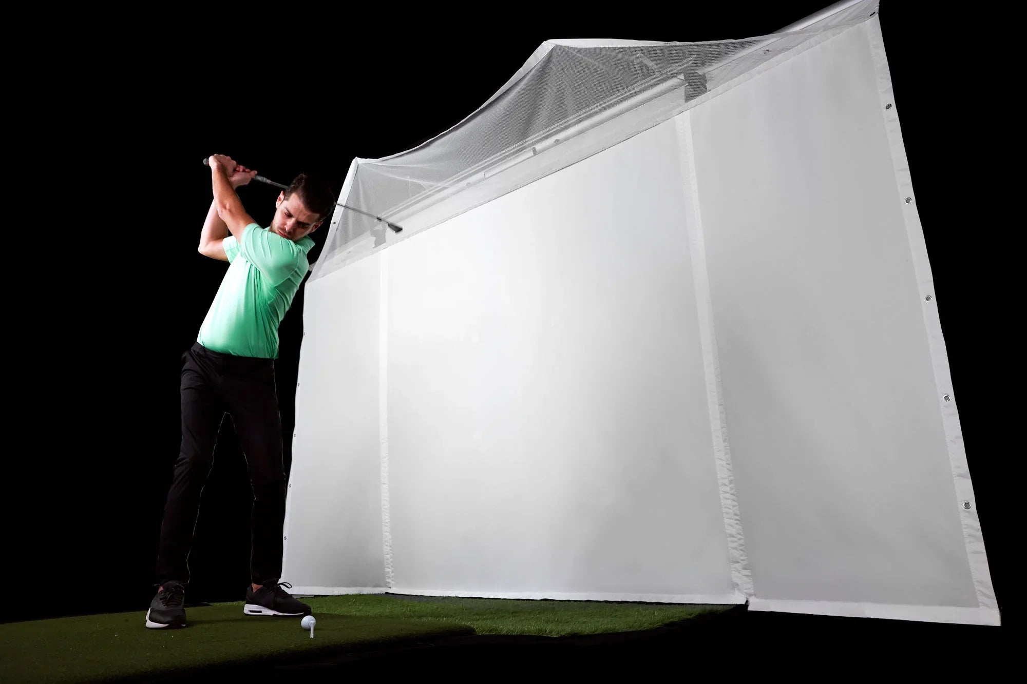 homecourse retractable screen side angle with golfer